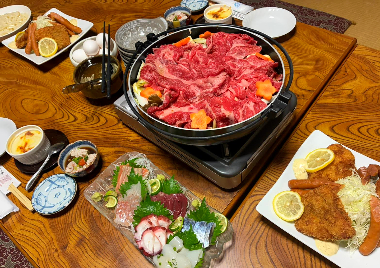 団体メニュー例 - 刺身盛り、すき焼き、揚げ物など