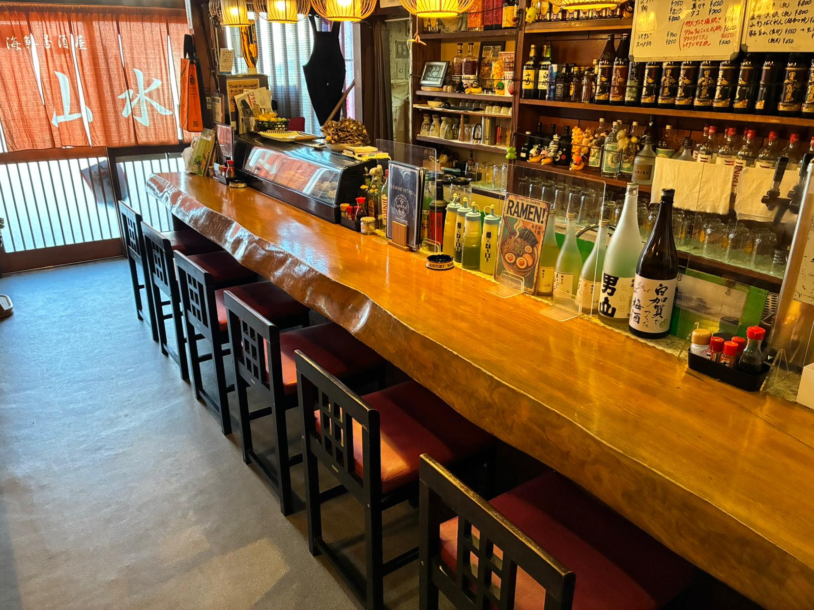 宮古市の海鮮居酒屋山水のカウンター席